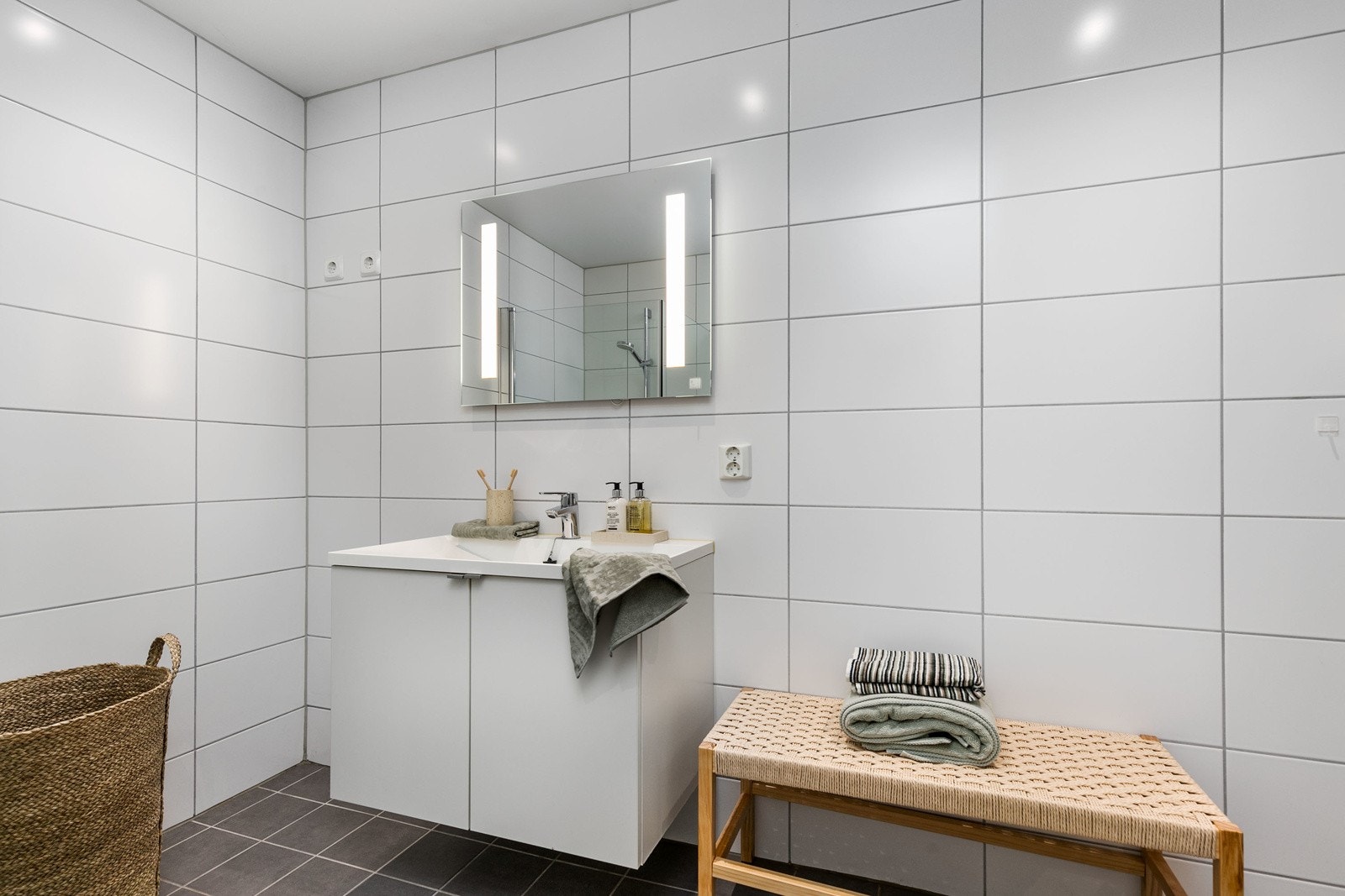 Pent bad nr. 2 med flislagte overflater og varmekabler i gulv. Innredningen består av moderne servantmøblement, speil m/integrert belysning og vegghengt toalett. Galleribilde