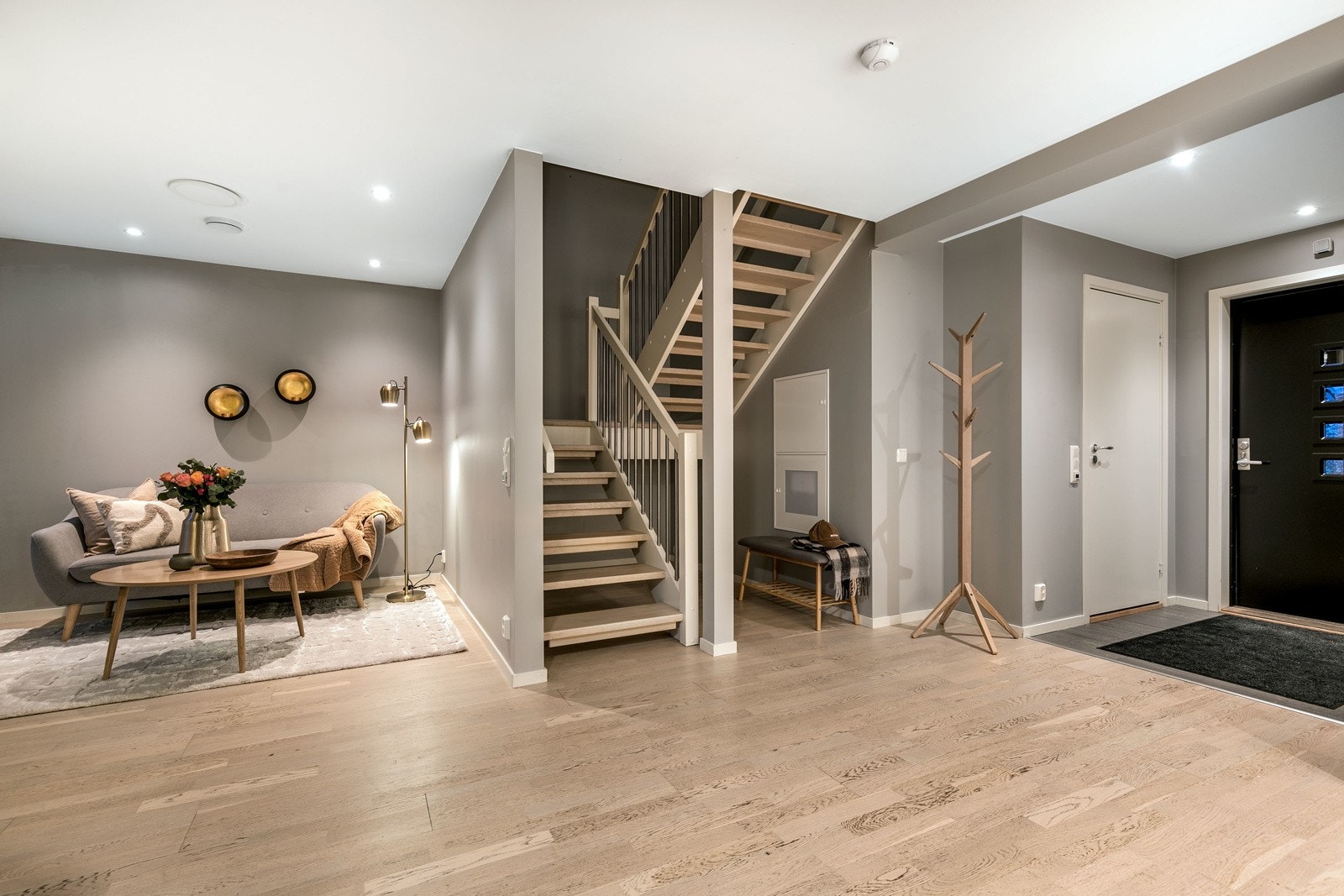 På gulvet er det lagt lyspigmentert parkett som strekker seg sømløst inn i kjøkkenet. Galleribilde