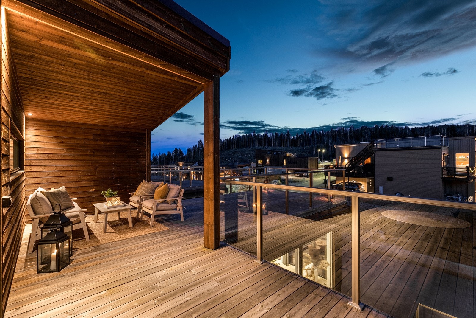 Terrassen ligger høyt og fritt i terrenget med nydelig utsyn over nærområdet. Det er montert stilrent glassrekkverk. Galleribilde