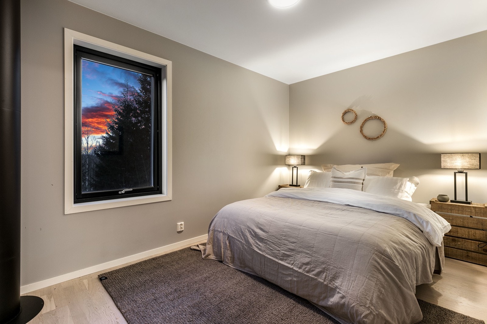 Soverom 2 fremstår som et koselig soverom med lysmalte slette veggflater, lyspigmentert parkett på gulv og et stort vindu. God plass til å sette inn garderobeløsning etter eget ønske. Galleribilde