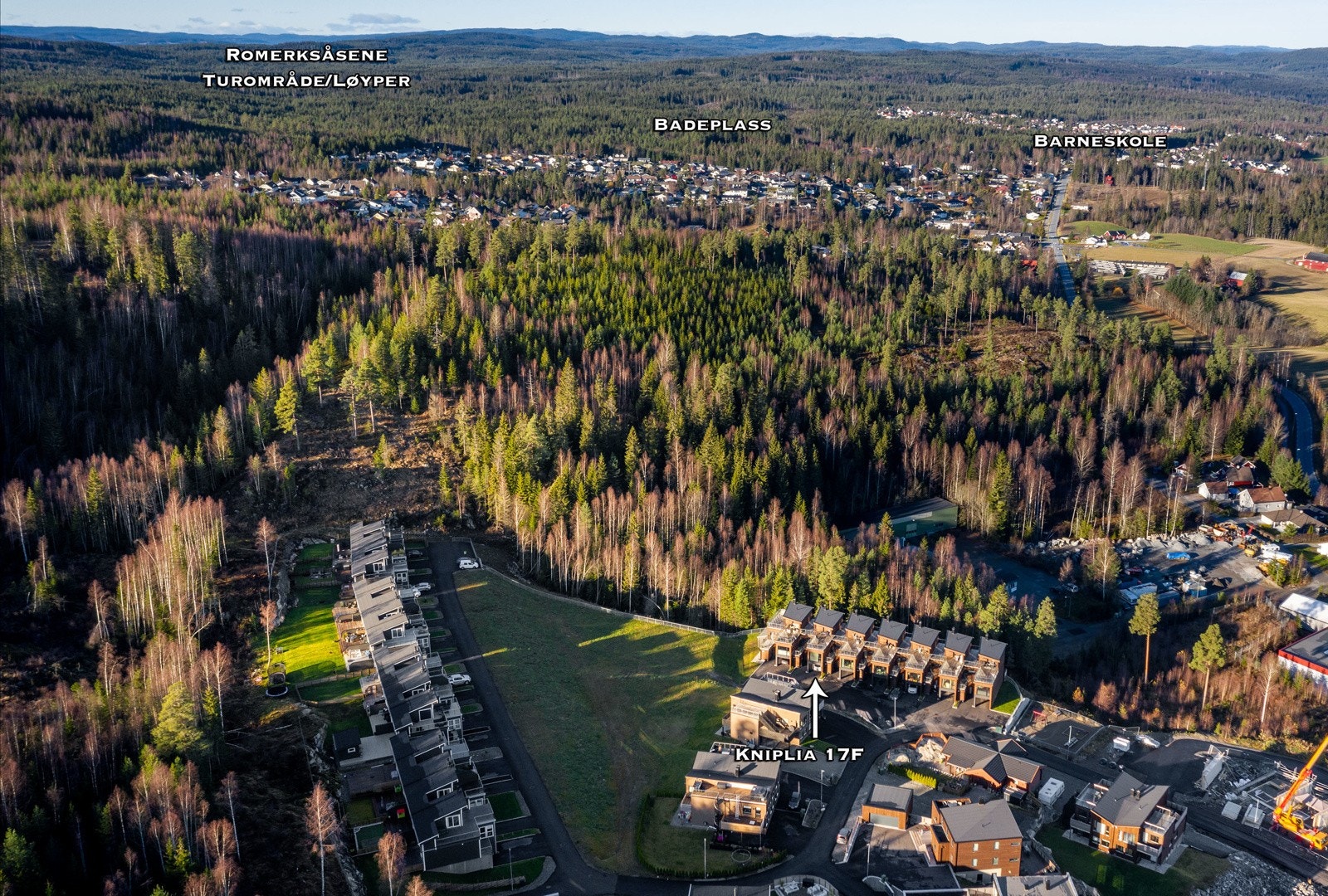 Kort vei til Romeriksåsen med gode tur- og rekreasjonsmuligheter, samt fantastisk badeplass ved Lysdammen. I nærområdet finnes lekeplass, skiløyper, lysløype med snøkanoner, et stort utvalg turstier, hesteridning, Kniplia skisenter, golfbane med mer. Galleribilde
