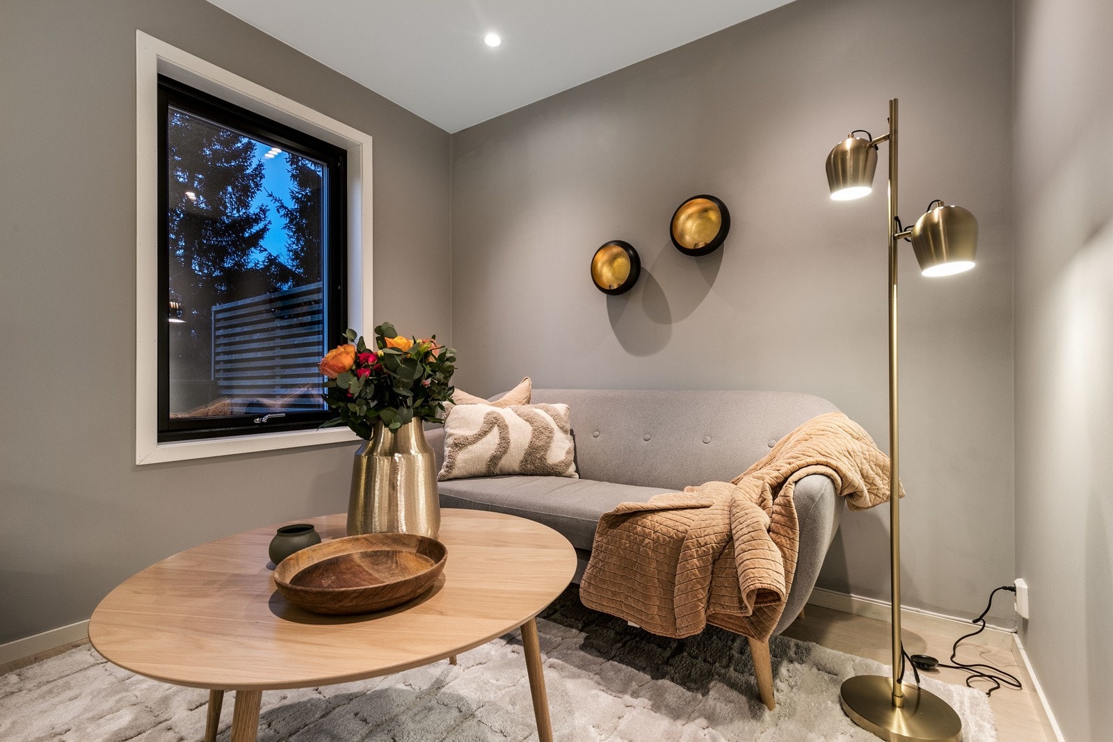 Himlingen er lyssatt med soneinndelte downlights. Galleribilde