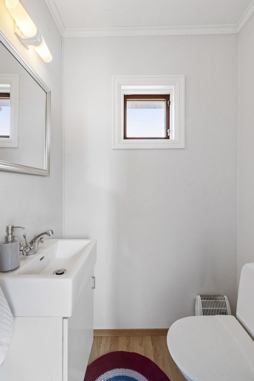 Lyst baderom med vindu, servant og toalett i 1. etg. Veldig praktisk ved inngangspartiet. Galleribilde