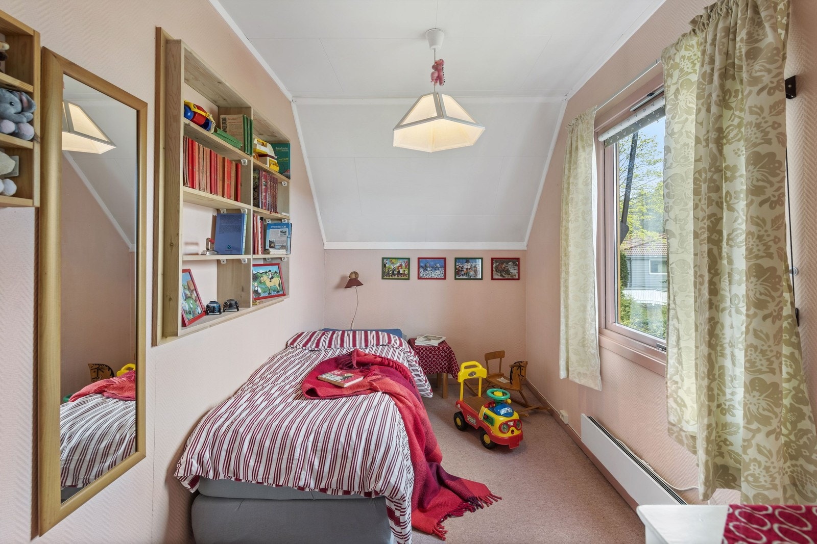 Soverom fire har plass til seng og garderobe. Galleribilde