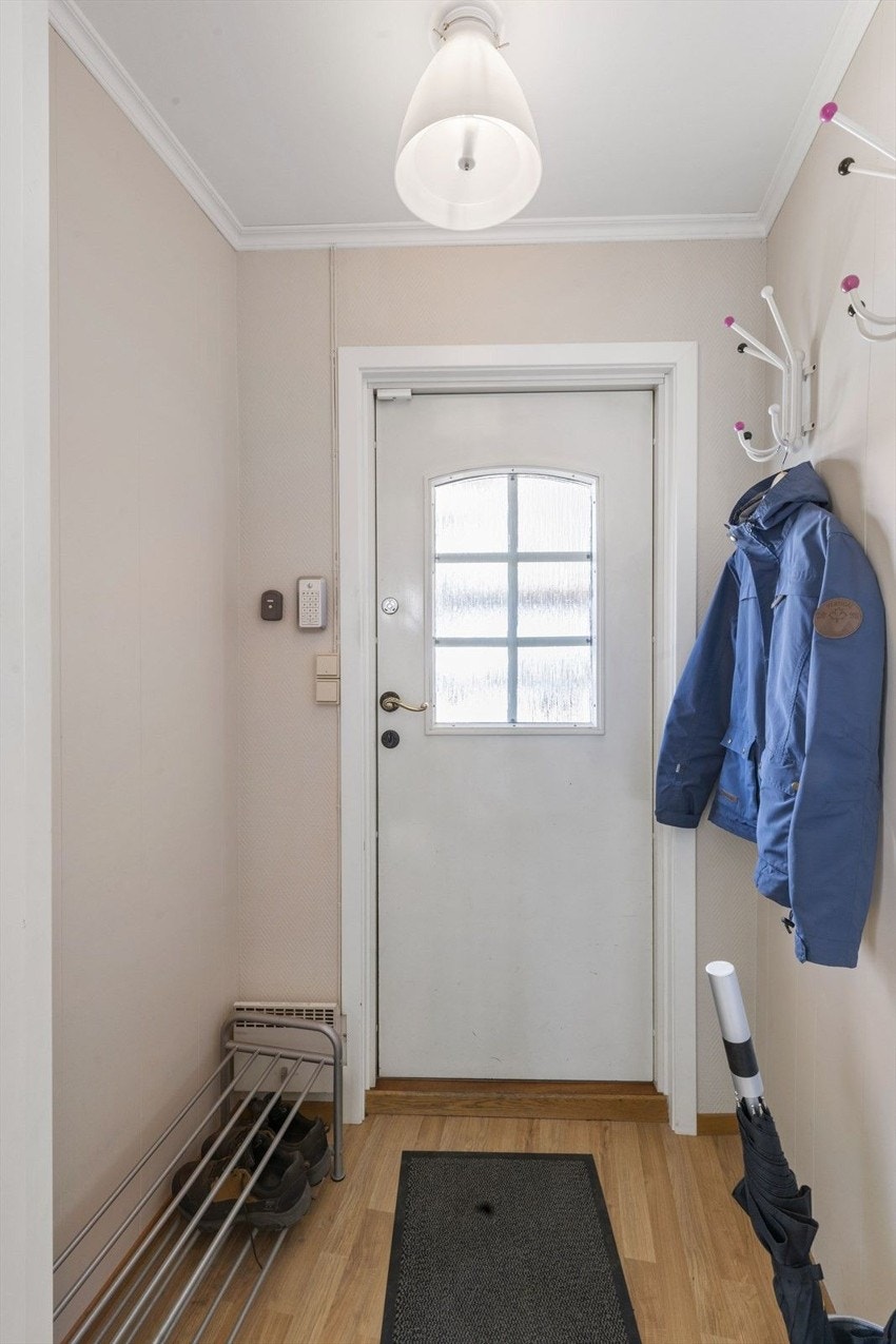 Lyst entre med praktiske knagger og skohylle. Galleribilde