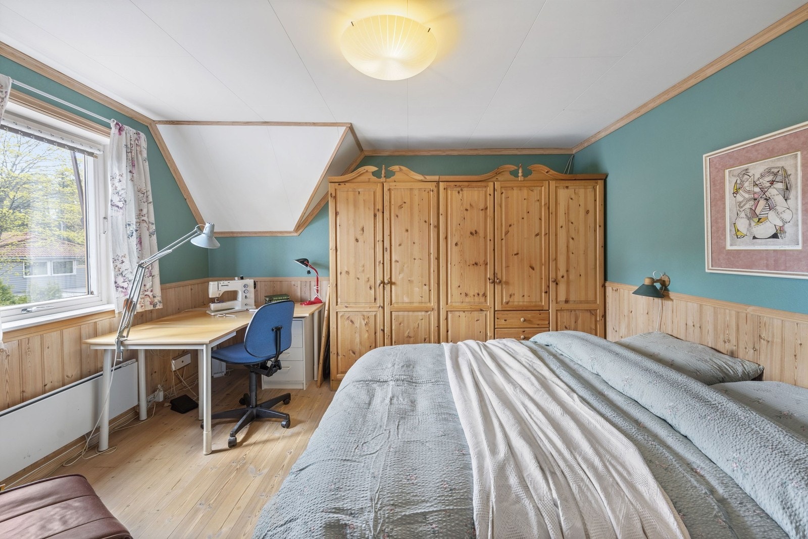 Soverom 2 har plass til stor seng i tillegg til garderobeskap. Galleribilde