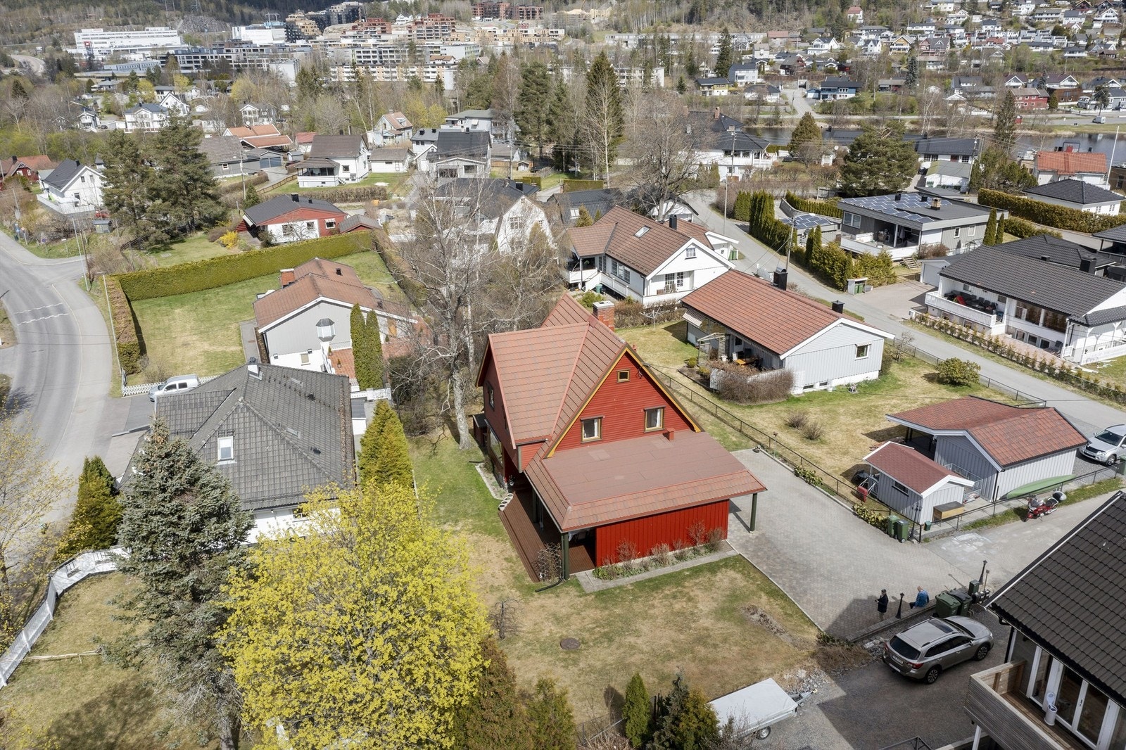 Boligområdet består av villabebyggelse og anses som et rolig og barnevennlig område. Galleribilde