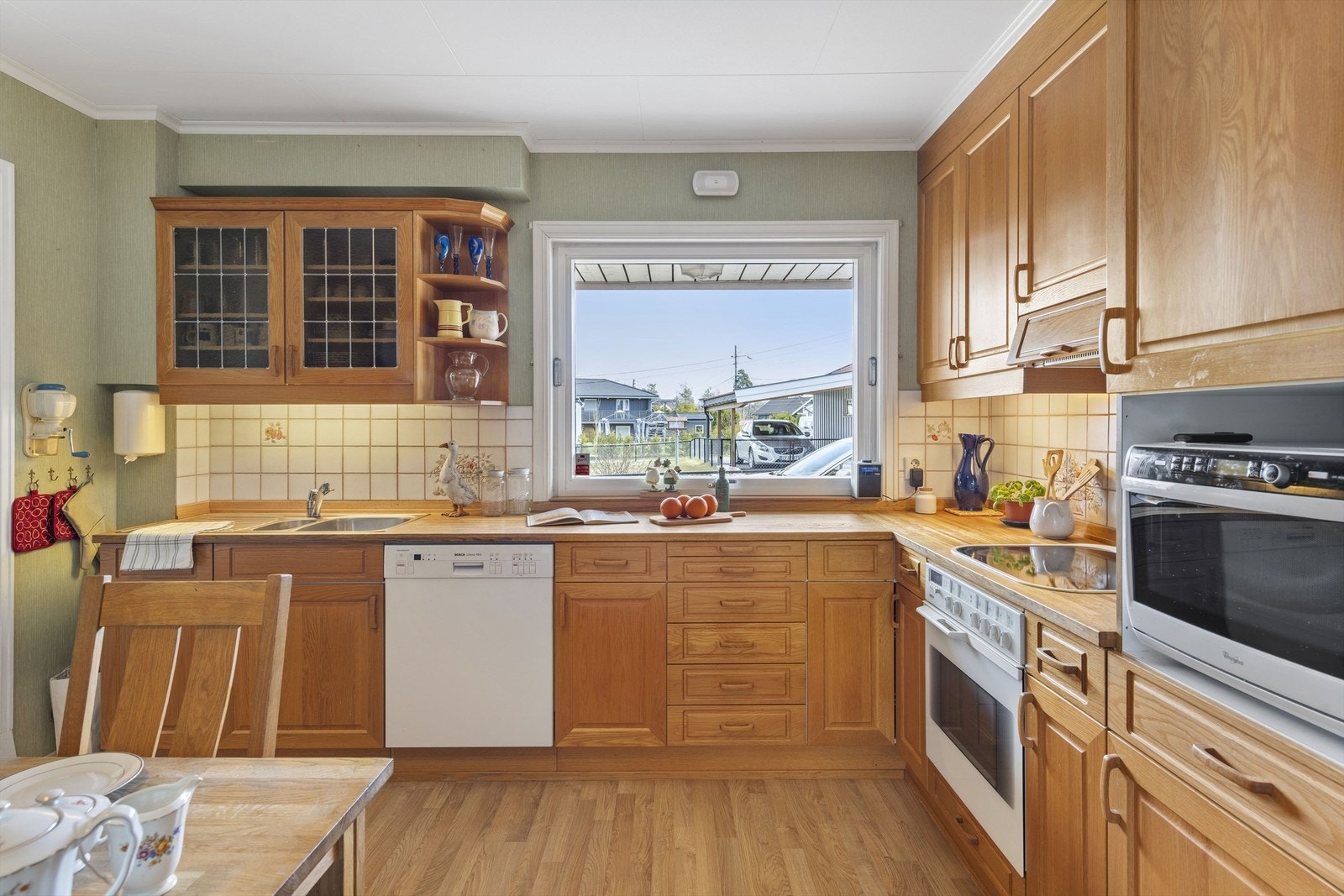 Kjøkken med treinnredning, oppvaskmaskin, komfyr og vindu som gir godt lysinnslipp. Galleribilde