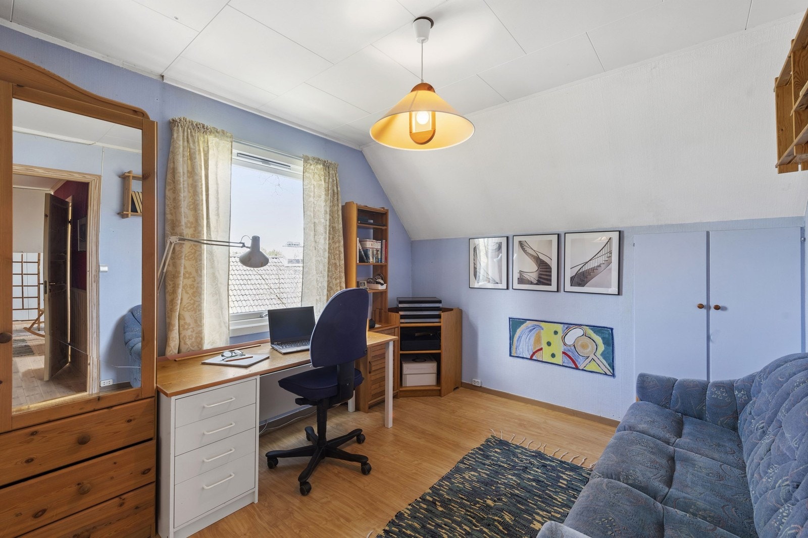 Soverom 3 er også romslig og har plass til en stor seng i tillegg til skrivebord og garderobe. Legg merke til lagringsplassen i kottet. Galleribilde