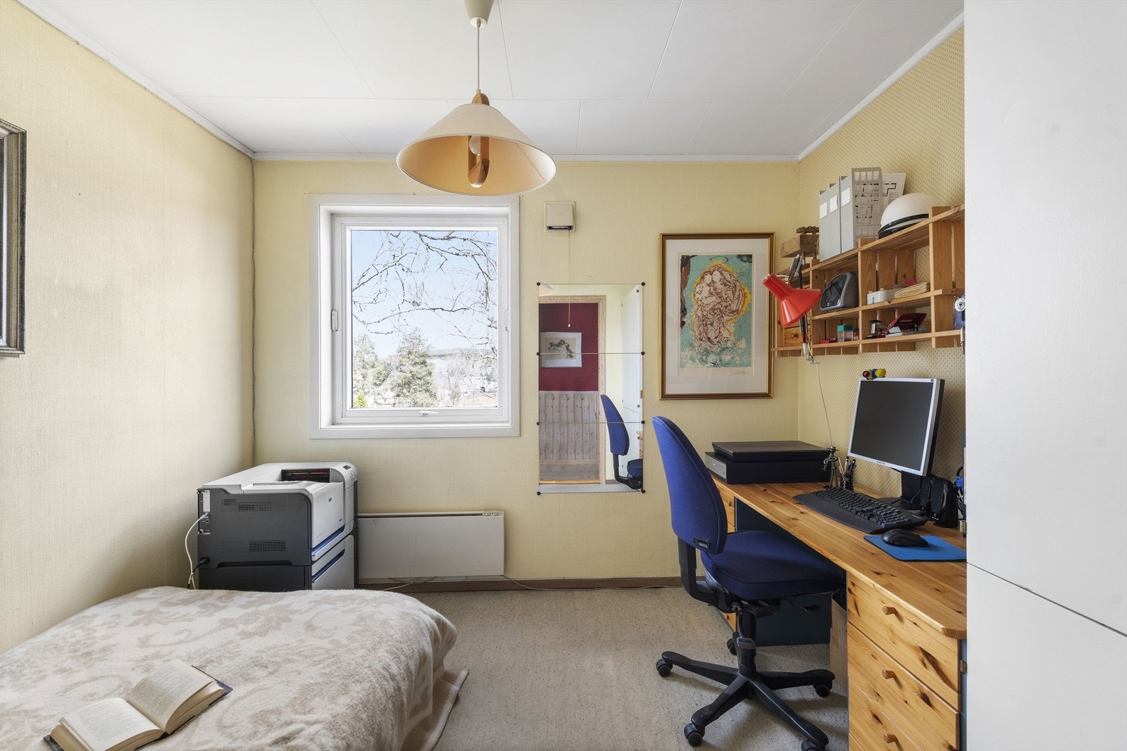 Det er totalt fire soverom i 2. etg. Rommet på bildet kan benyttes som kontor og/eller soverom. Galleribilde