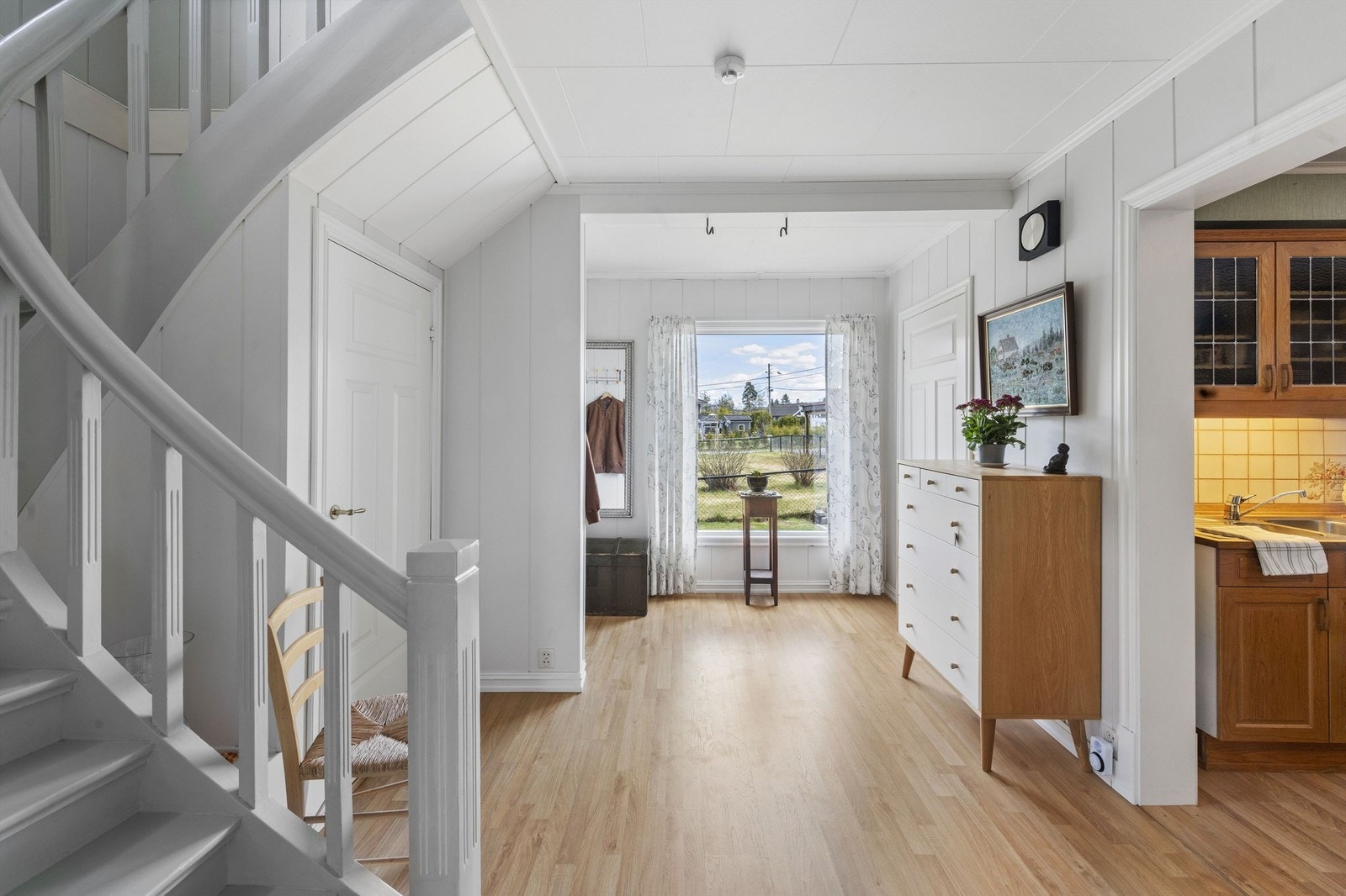 Lyst og innbydende rom med store vinduer og naturlig lysinnslipp. Galleribilde