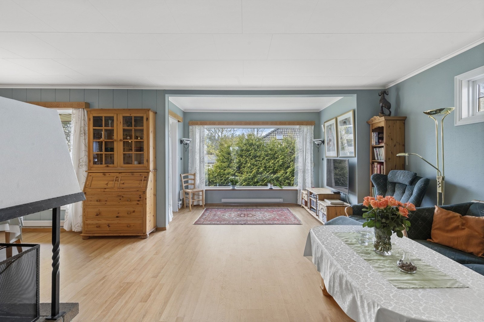 Lyst og romslig oppholdsrom med store vinduer og utsikt mot hage. Her kan du møblere med flere soner. Galleribilde