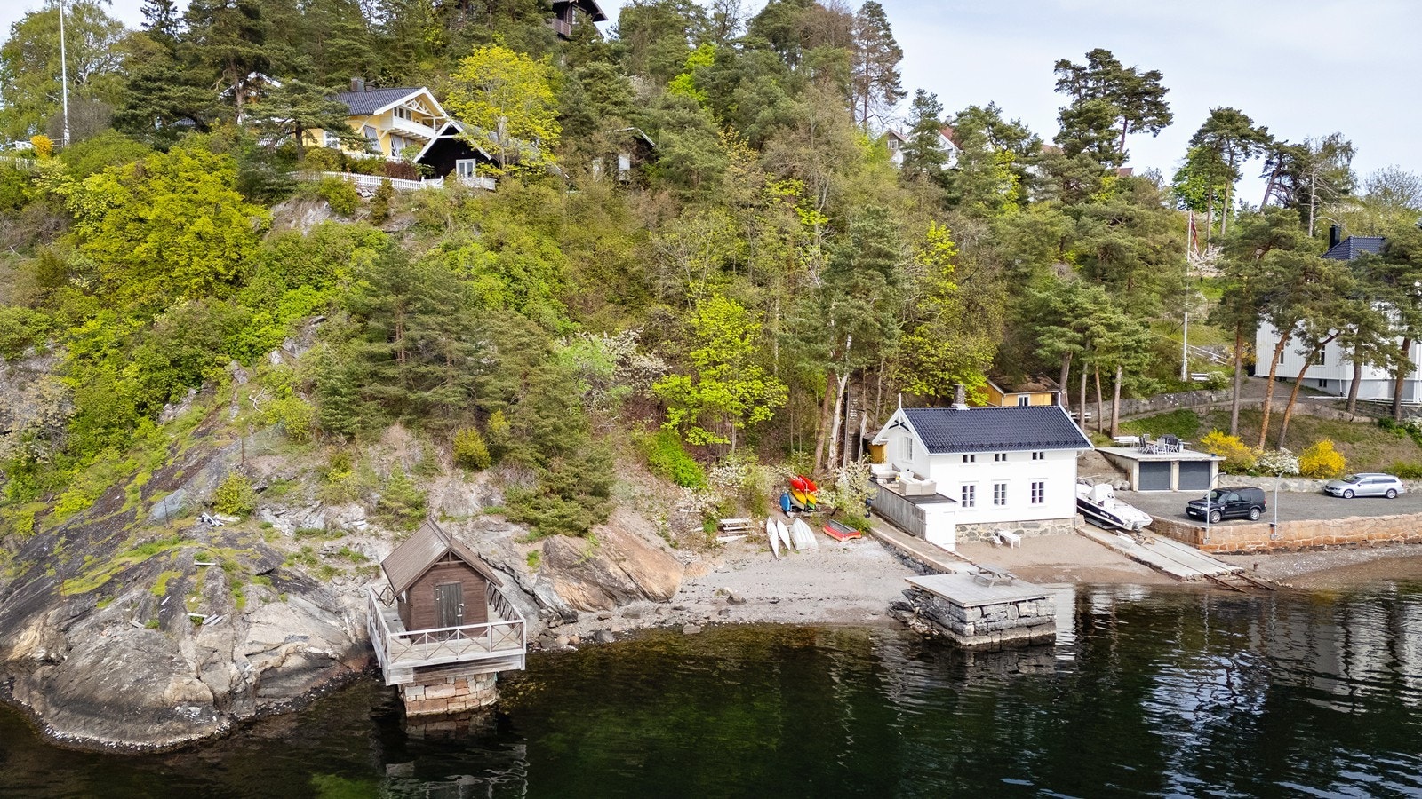 Området har en rolig atmosfære, preget av lav bebyggelse og begrenset biltrafikk. Galleribilde