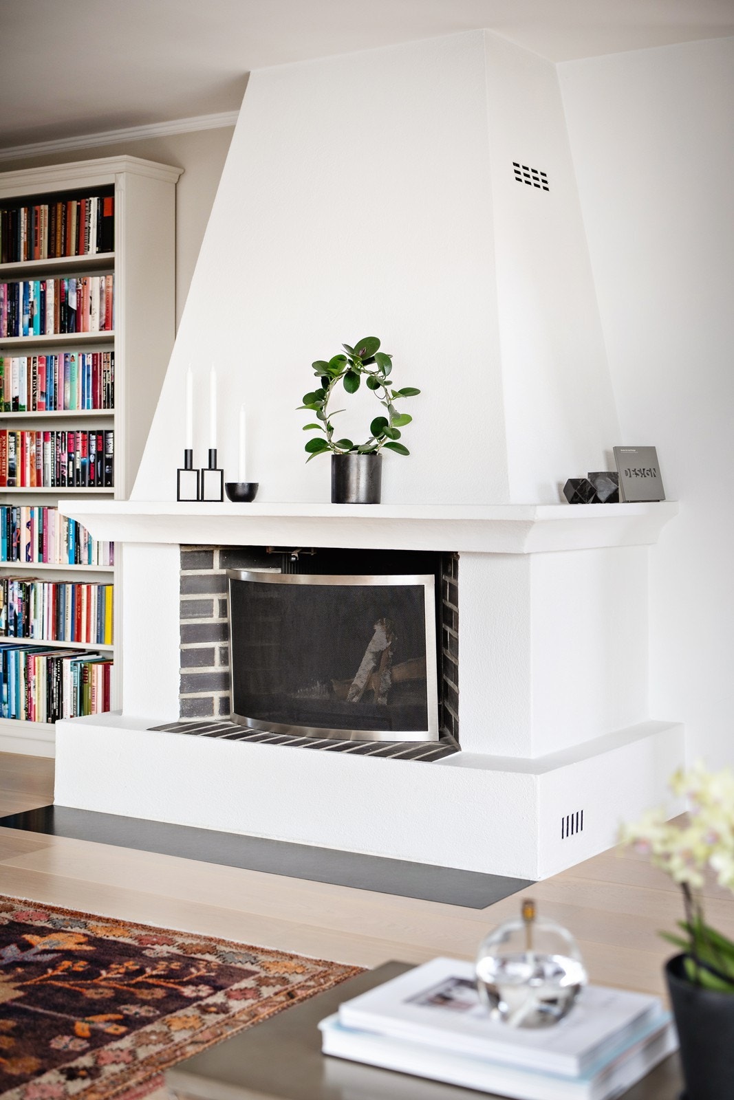 Elegant stue med varme materialvalg og stilren peis. Galleribilde