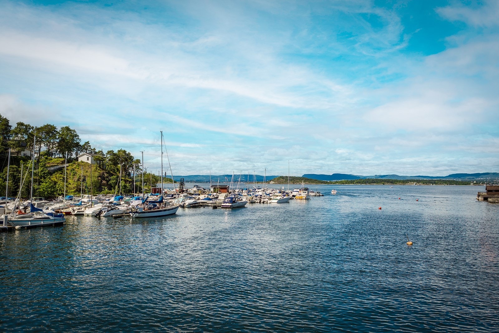 Malmøysund med Malmøya Landhandel på venstre side og felles stranden til boligen på høyre side. Galleribilde