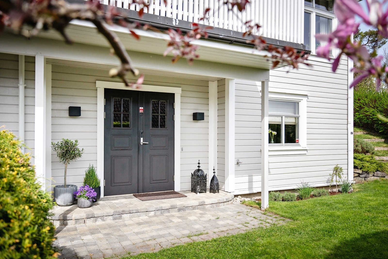 Tofløyet inngangsdør gir et herskapelig førsteinntrykk. Galleribilde