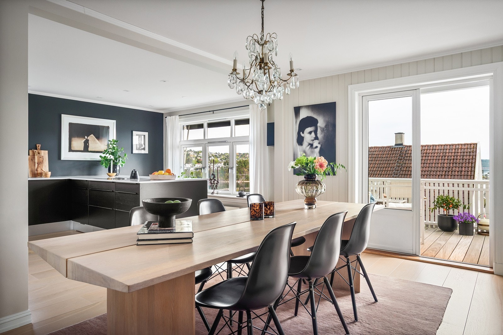 Fra stuen er det adkomst til en vakker terrasse - En sømløs overgang mellom inne og ute. Galleribilde