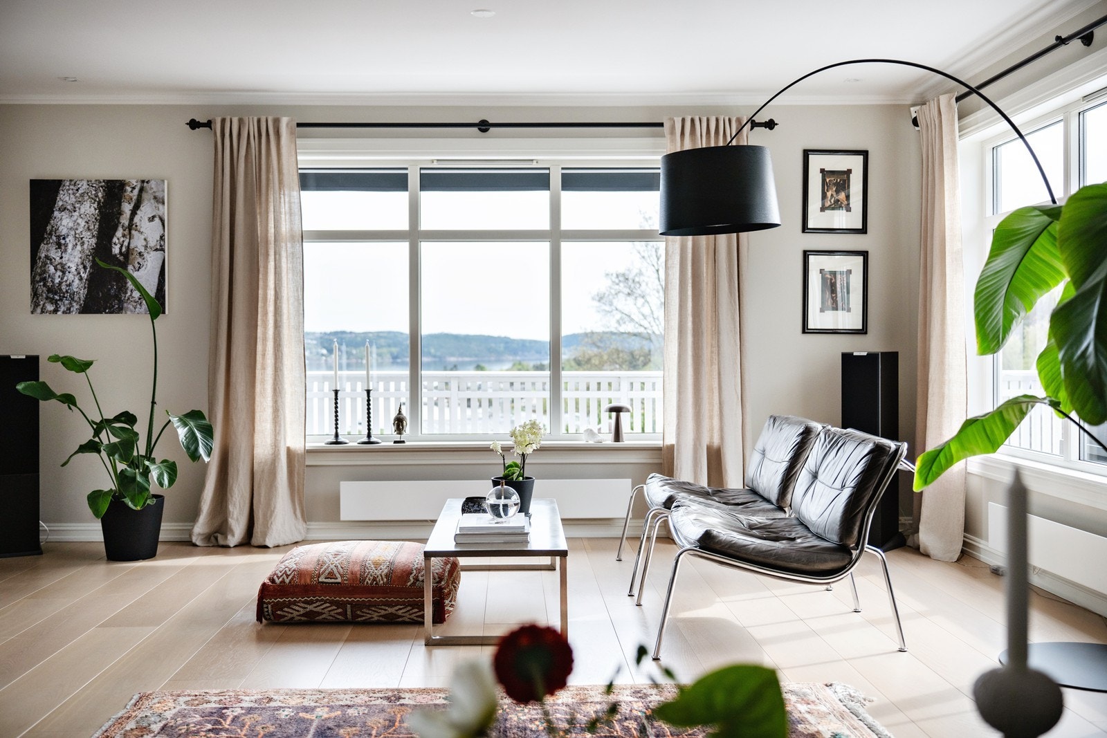 Store vindusflater rammer inn natur og nærmiljø på vakkert vis. Galleribilde