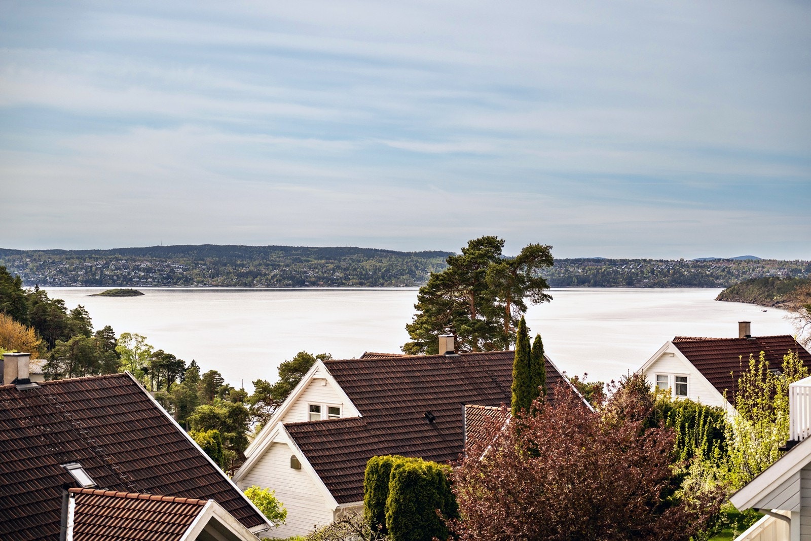 Herfra nyter du utsikten over trær, tak og rolig villastrøk. Galleribilde
