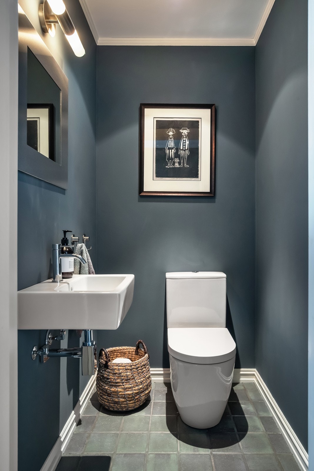 Stilrent gjestetoalett med moderne servant. Galleribilde