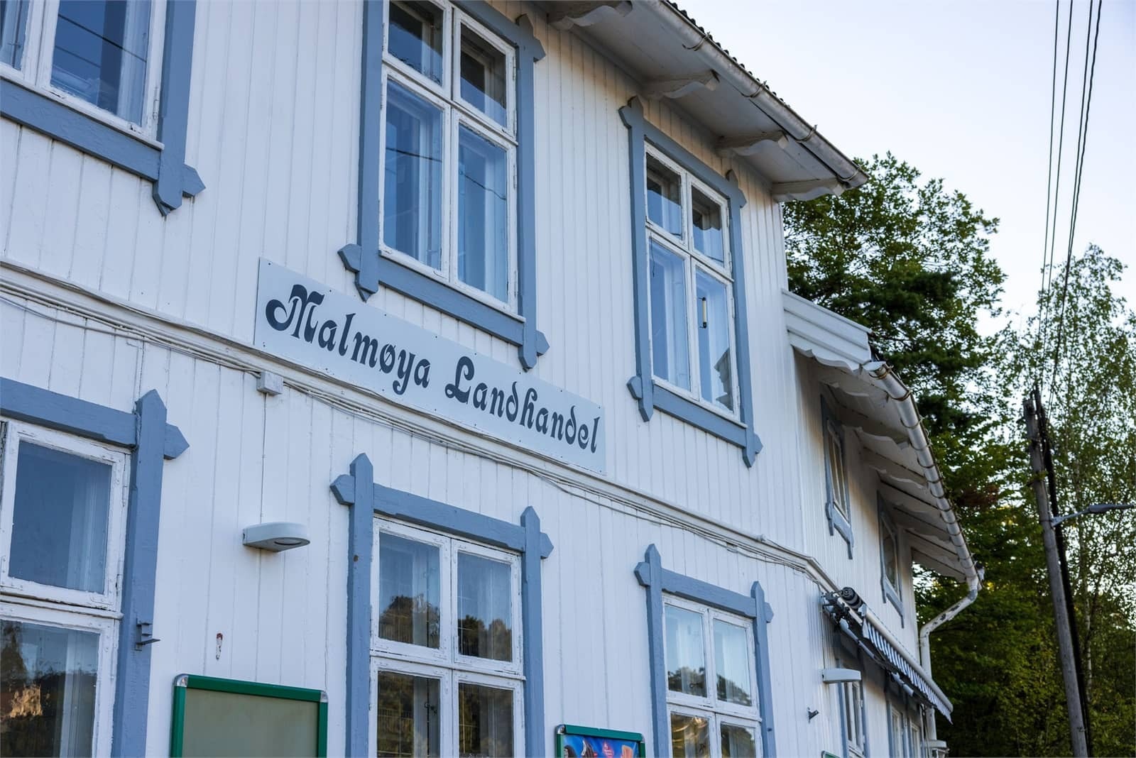 Malmøya Landhandel finner du rett over broen fra Ormøya. Galleribilde