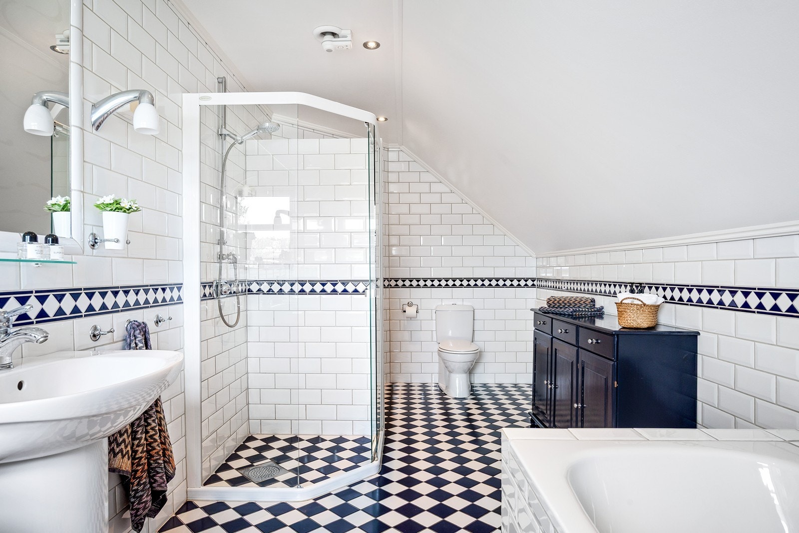 Dusjløsning med fastfelt i herdet glass og flislagt skillevegg. Galleribilde