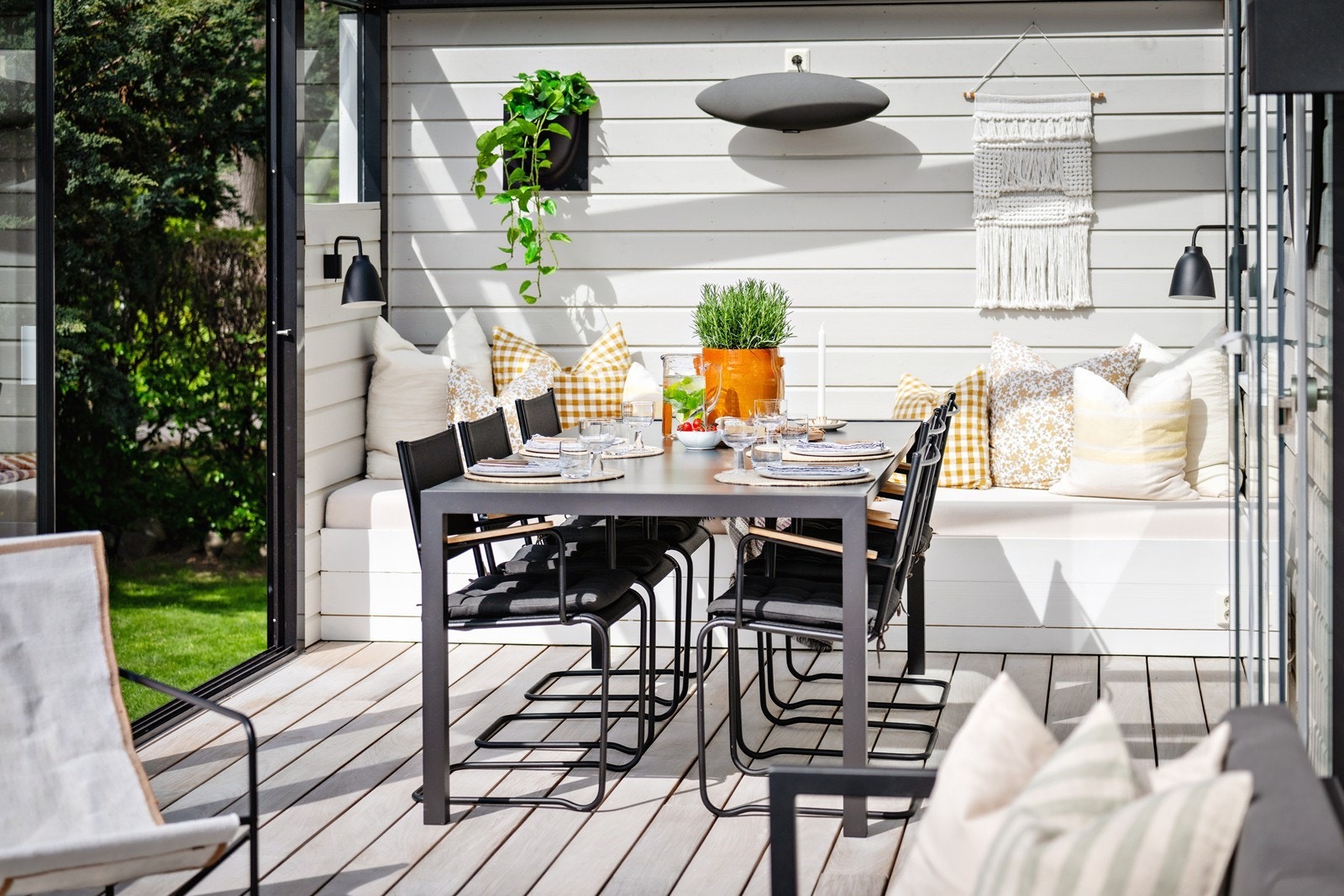 En lun og privat uteplass som føles som en forlengelse av boligen. Galleribilde