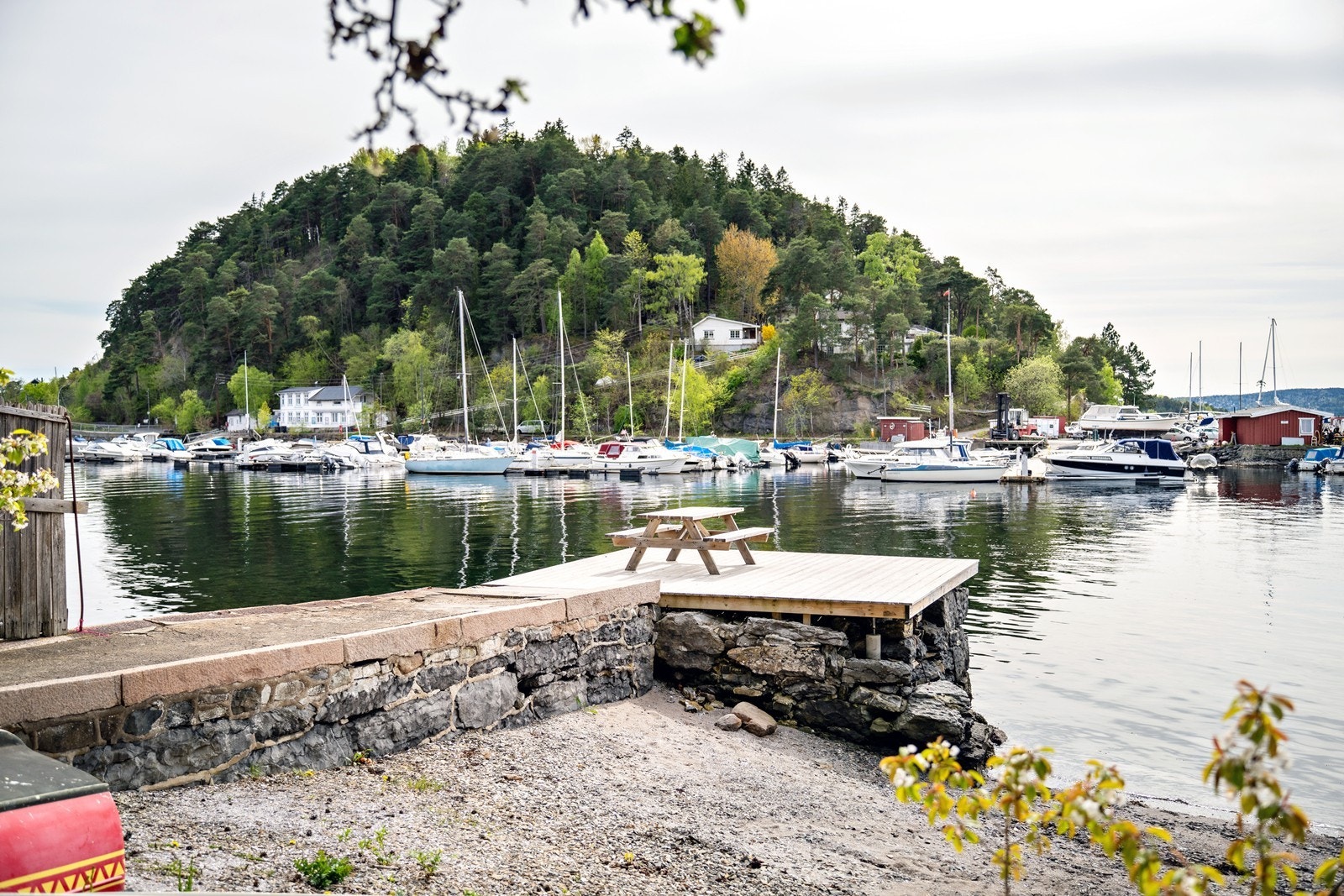 Boligen har tilgang til strandparsell delt med 15 hus. Galleribilde