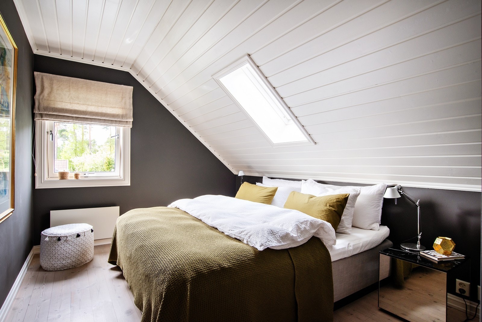 Romslig hovedsoverom med takvindu og plass til dobbeltseng og øvrig. Galleribilde