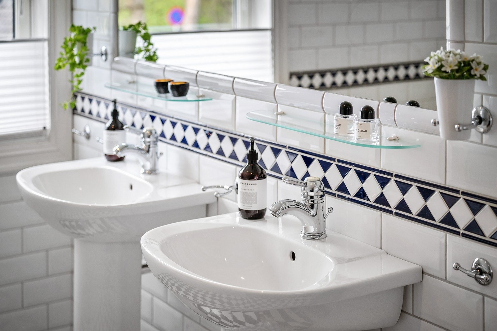 Innredet med søyleservanter og flislagt vegg - elegant og klassisk. Galleribilde