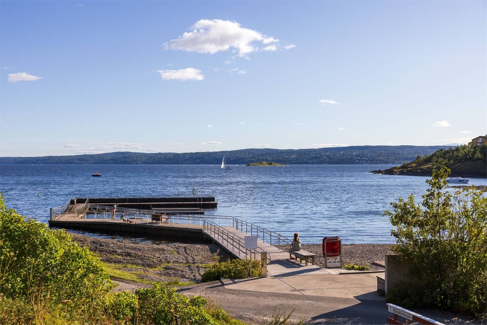Nærområdet har mange flotte badeplasser og turmuligheter. Galleribilde