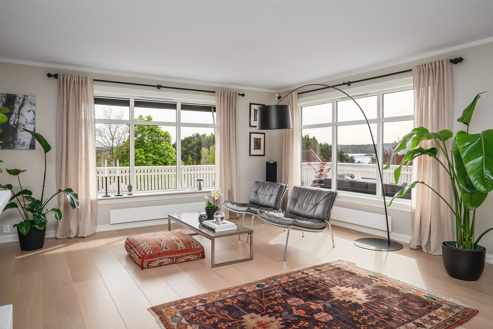 Stuen preges av store vindusflater og nydelig utsyn mot grønne omgivelser. Galleribilde