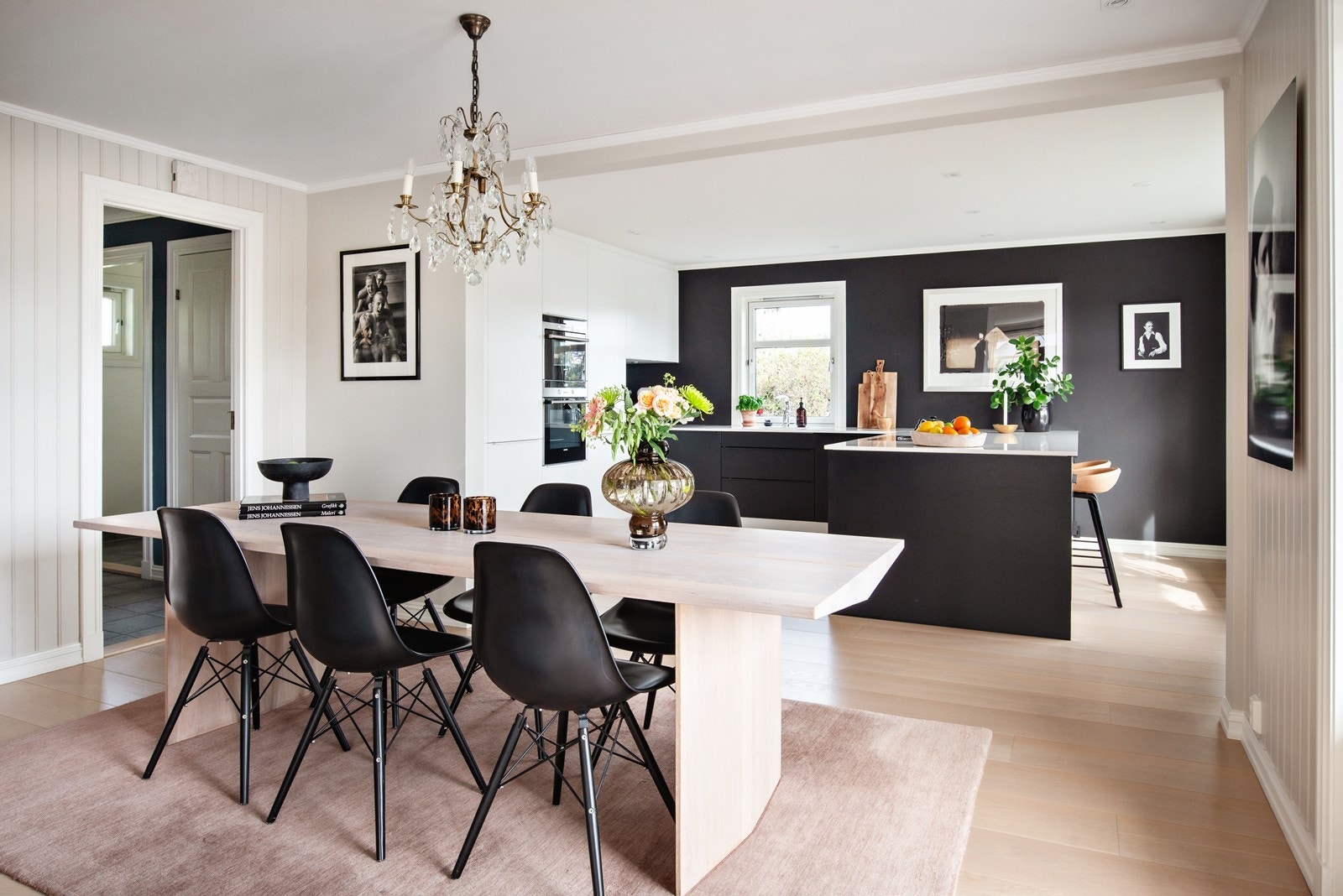 Den åpne løsningen skaper flyt mellom stue, spisestue og kjøkken. Galleribilde