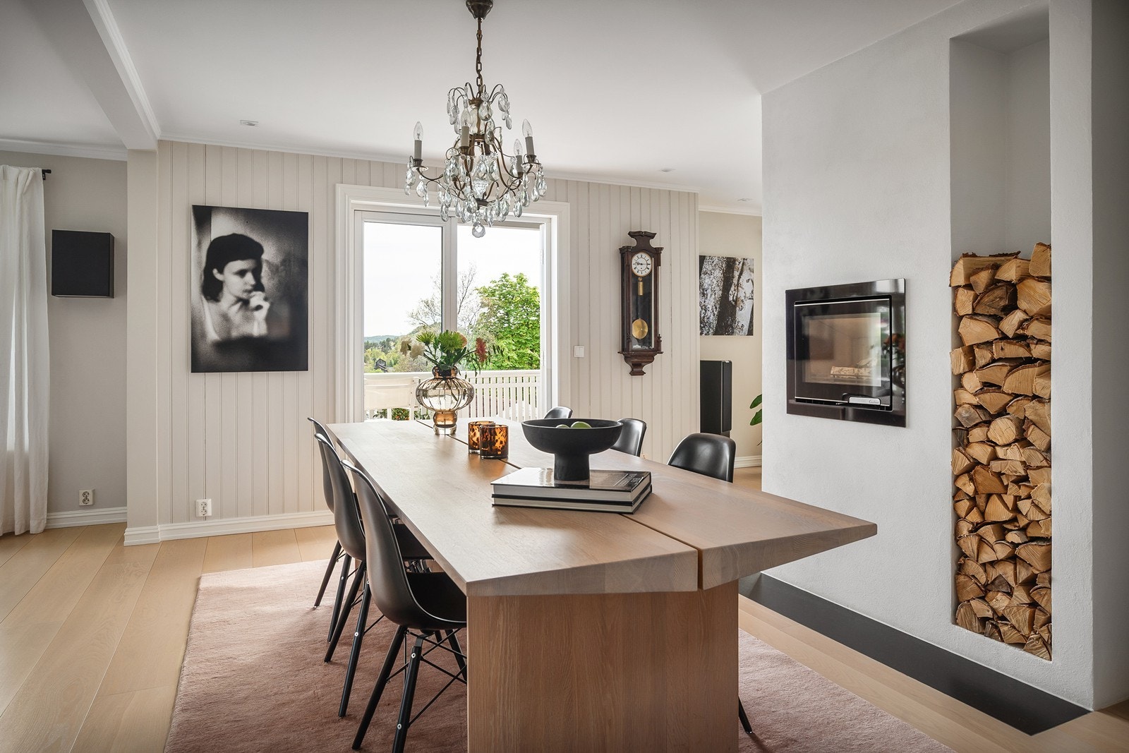 Rommet gir plass til en større spisestue - Utmerket både for rolige kvelder og sosiale sammenkomster. Galleribilde