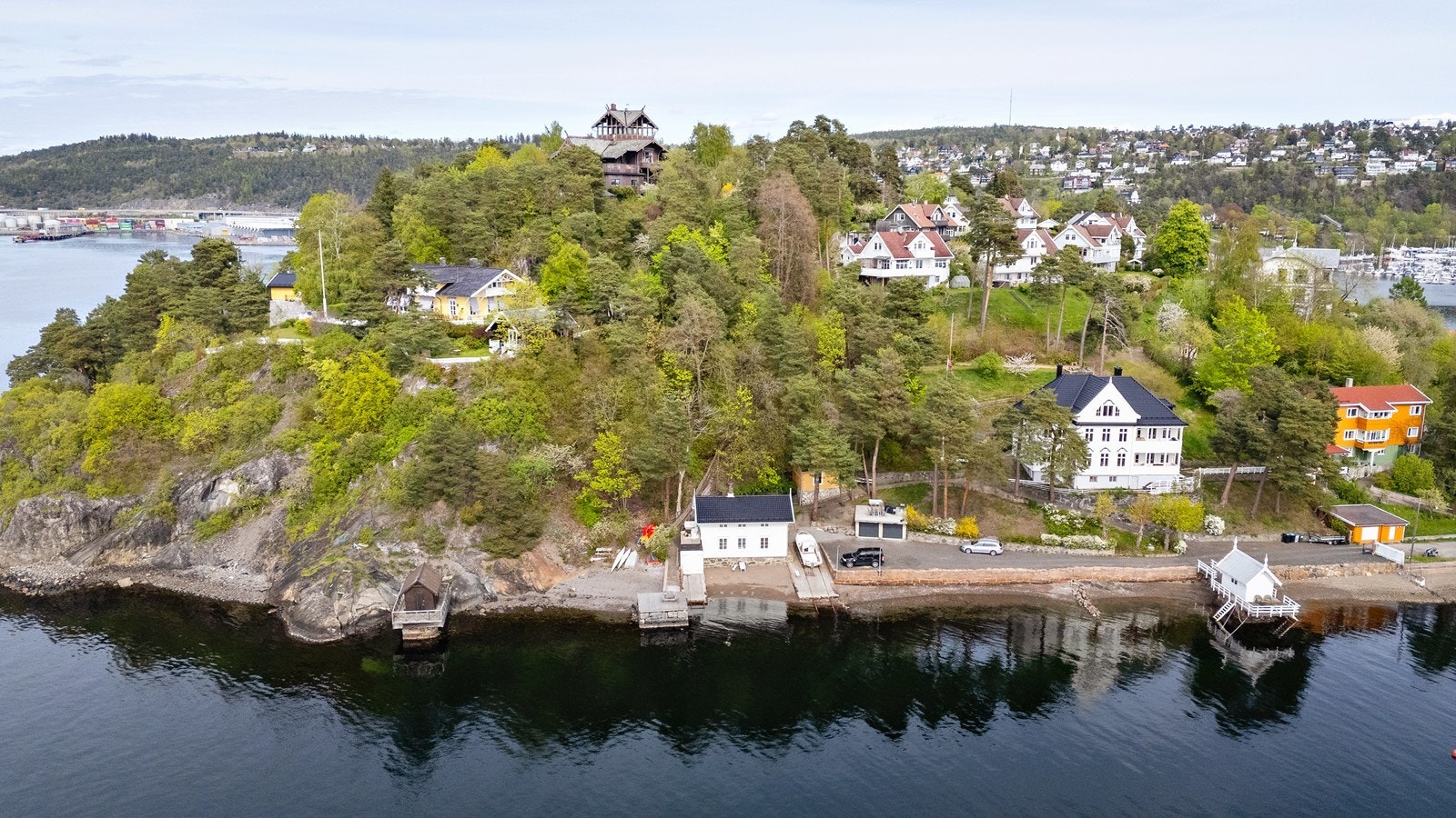 Nabolaget er preget av eldre villaer, mange oppført i sveitserstil fra slutten av 1800-tallet. Galleribilde