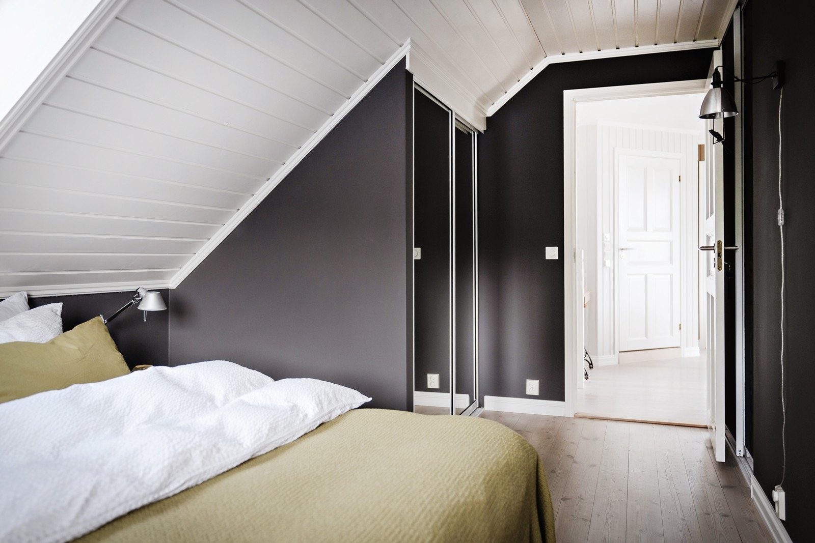 Plassbygget skyvedørsgarderober sørger for ryddig og stilren oppbevaring. Galleribilde