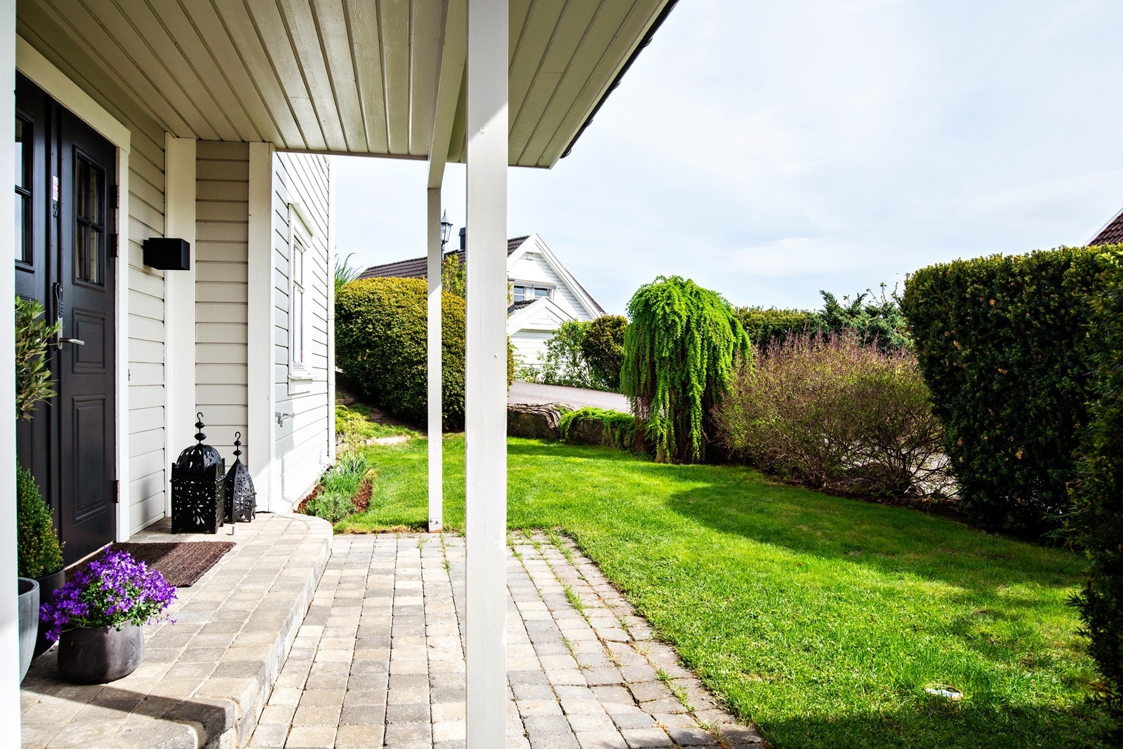 Innbydende inngangsparti med overbygg. Galleribilde