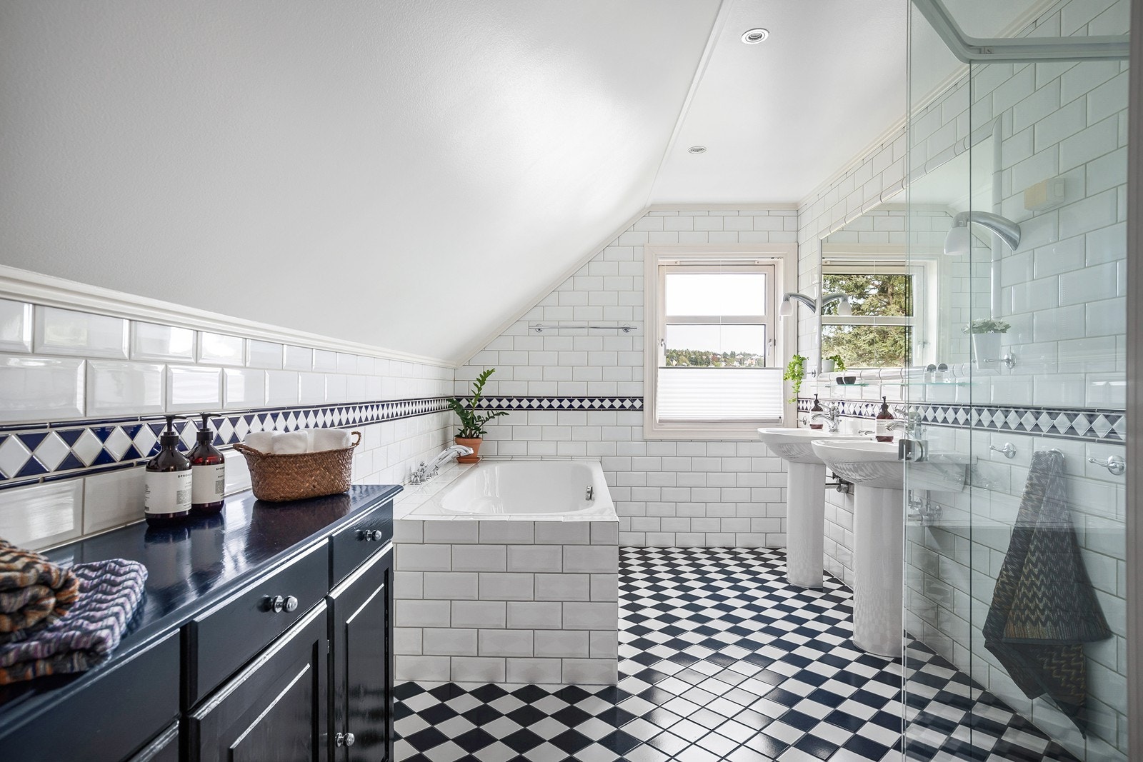 Romslig bad med både dusj og innebygd badekar. Galleribilde