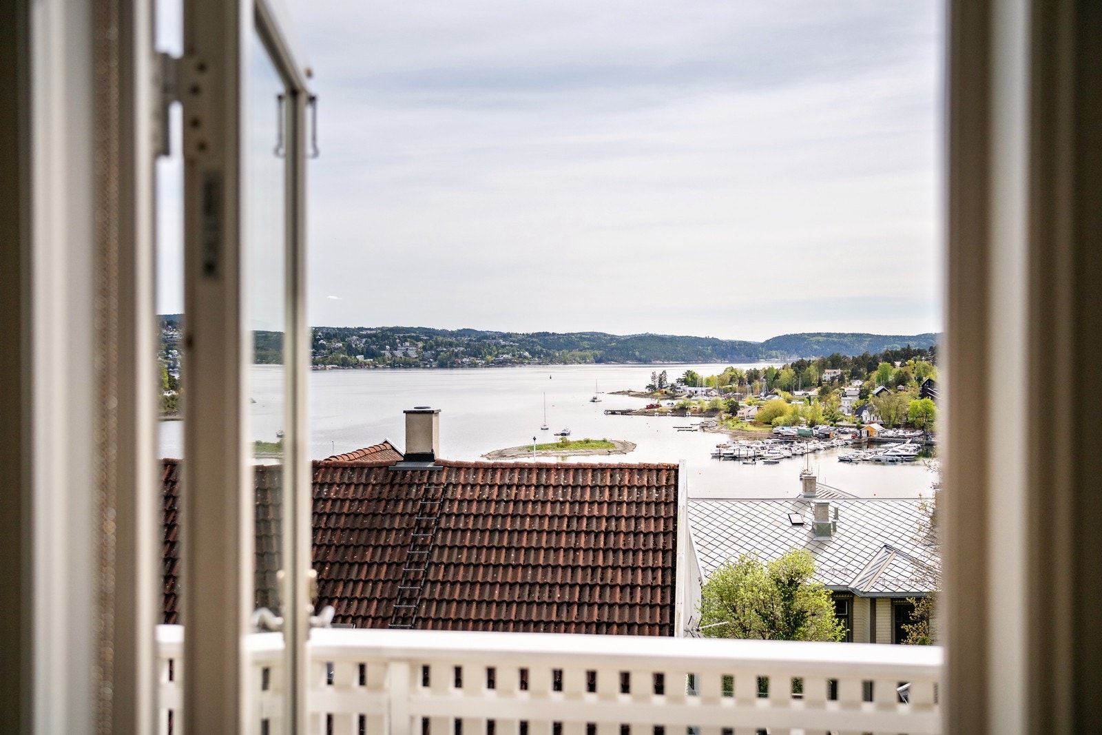 Fantastisk utsikt mot fjorden - et sjeldent privilegium. Galleribilde