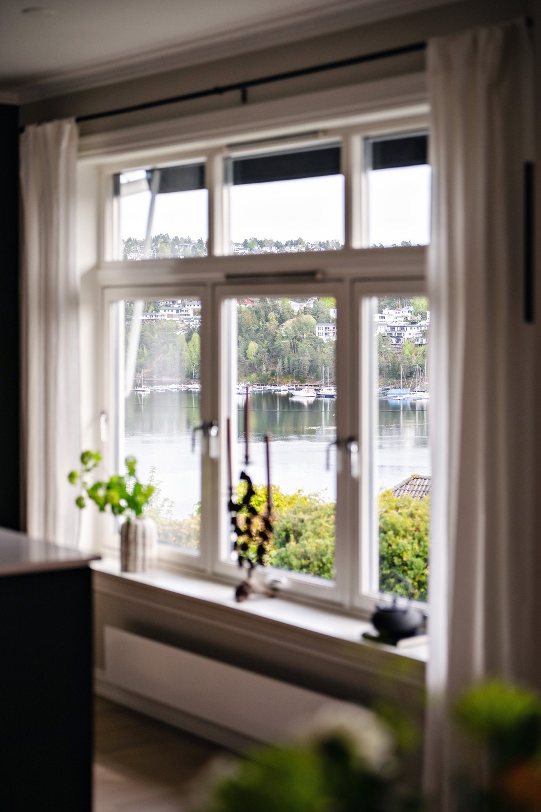 Vakker utsikt fra kjøkken over sundet mellom de tre øyene. Galleribilde