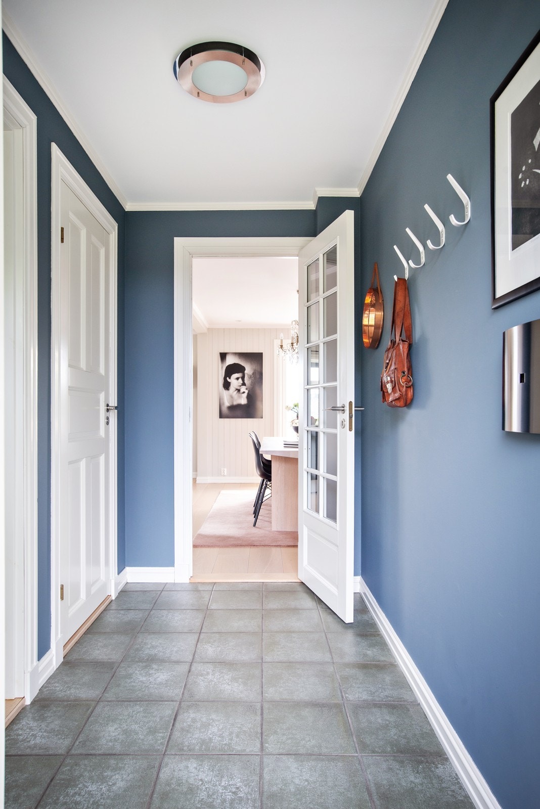 Inngang i hovedetasje med tilknytning til gjestetoalett og vaskerom. Galleribilde