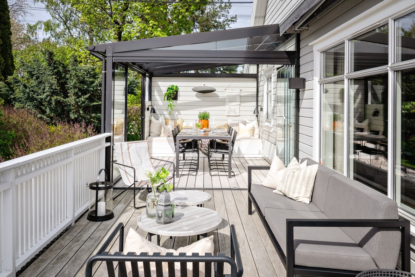 God plass til utemøbler og planter. Galleribilde