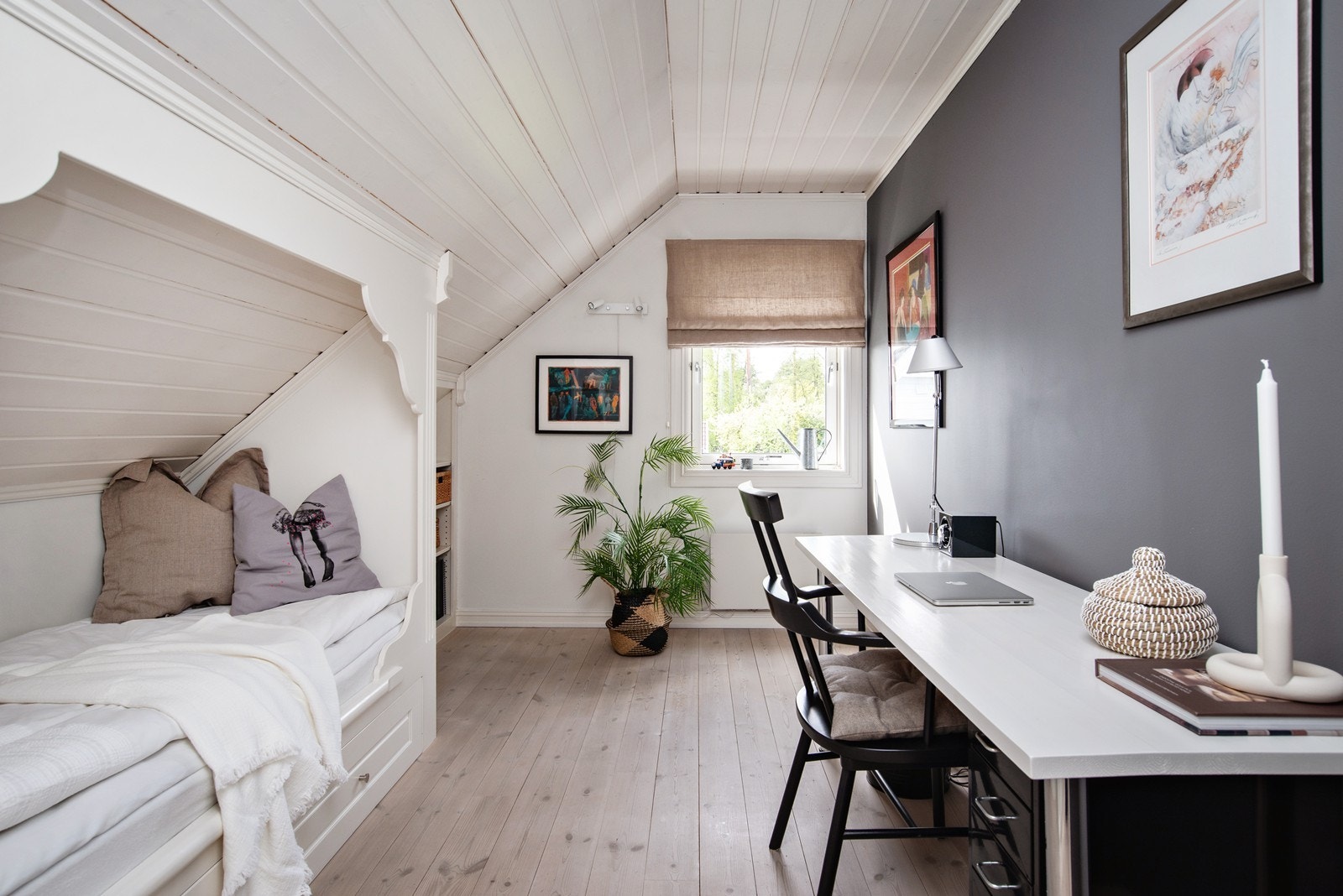 Soverom 2 egner seg godt som barnerom, kontor eller gjesterom. Plassbygget seng og skap. Galleribilde