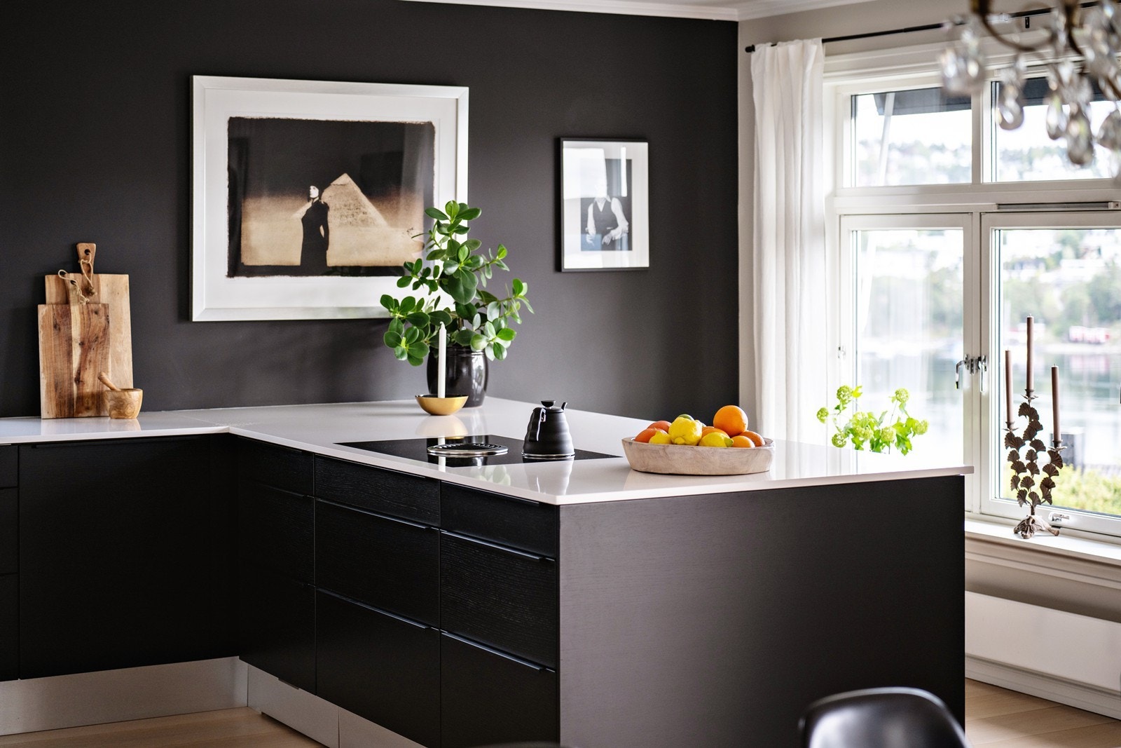 Et kjøkken med gjennomtenkte løsninger for den kresne kjøperen. Galleribilde