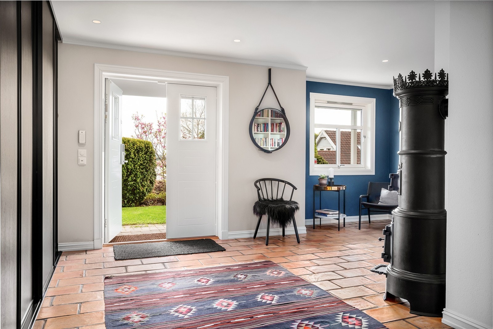 Lys og innbydende entré med stor garderobe og god plass til oppbevaring. Galleribilde