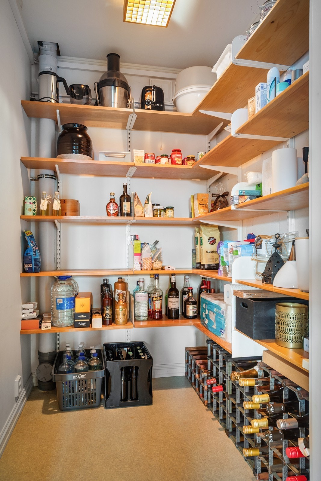 Matbod - Hele fem boder gir uvanlig god lagringskapasitet. Galleribilde