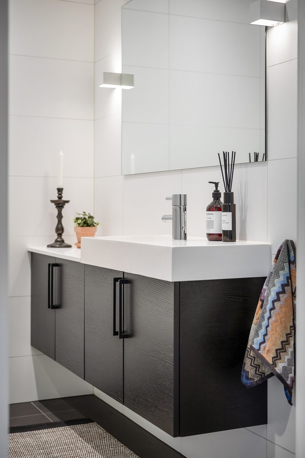 Stilrent bad pusset opp i 2014 med tidløse fliser og moderne innredning. Galleribilde