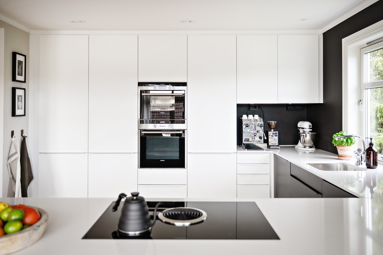 Integrerte hvitevarer fra Siemens - dobbel kjøl/frys, ovn, dampovn og oppvaskmaskin. Galleribilde