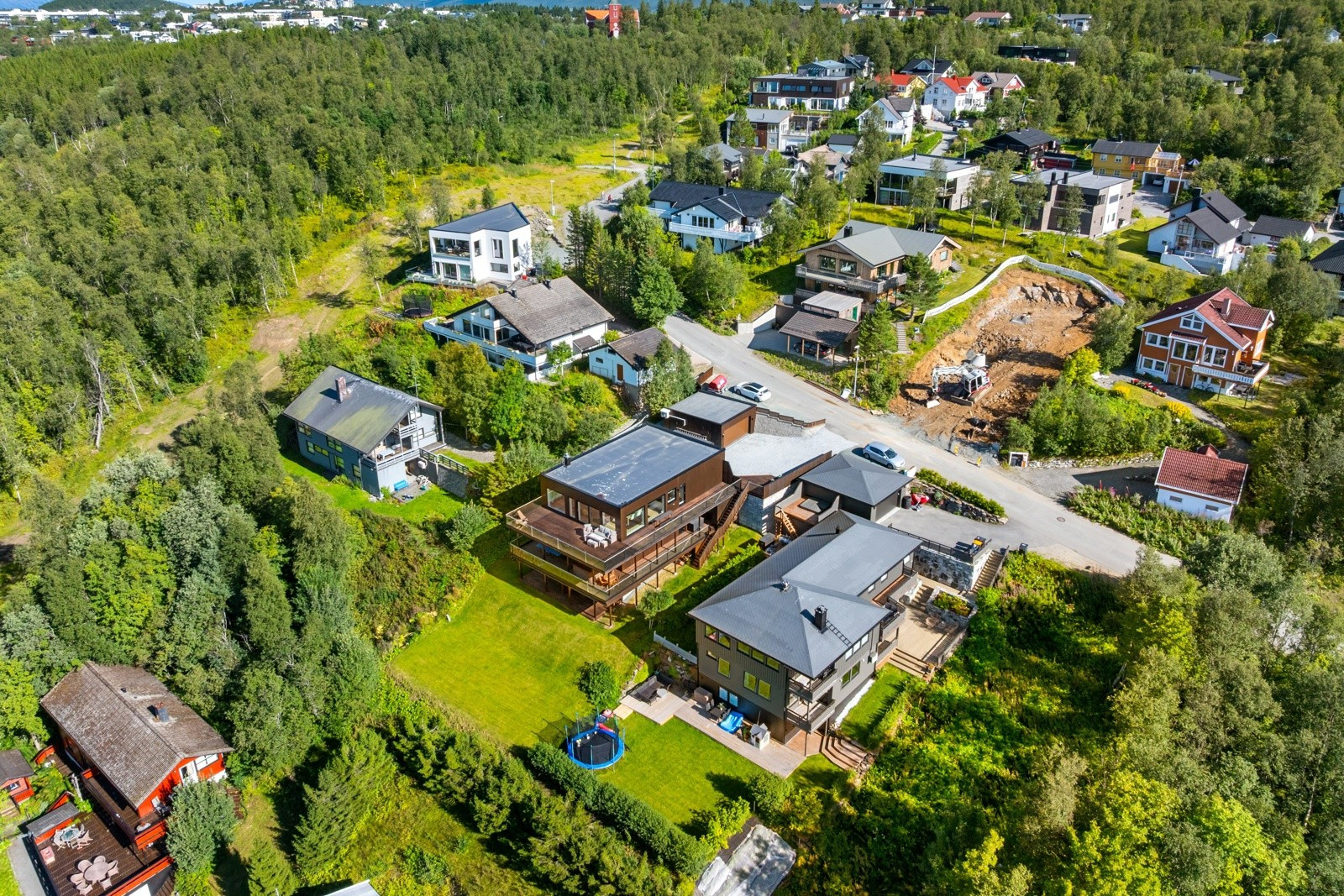 Med beliggenhet nesten øverst i Hansmarkvegen, nyter boligen sjelden fin utsikt og strålende solforhold.