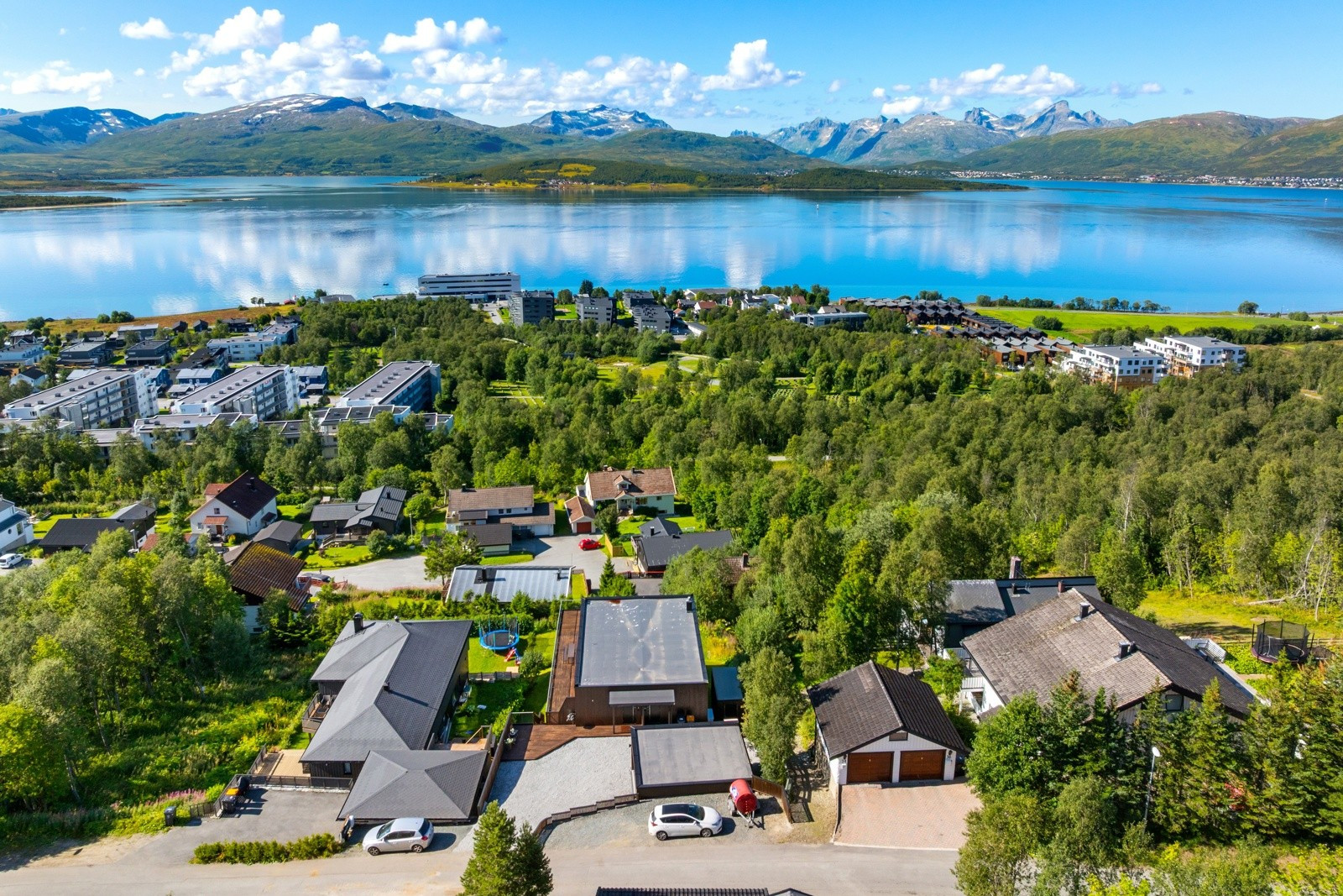 I umiddelbar nærhet har man herlige tur- og aktivitetsområder som lysløypa, Bak-Olsen Skitrekk, samt sjøen med fjære og fantastiske Telegrafbukta.